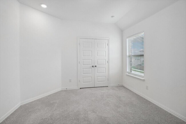 Building Photo - 1200 Milfoil Dr