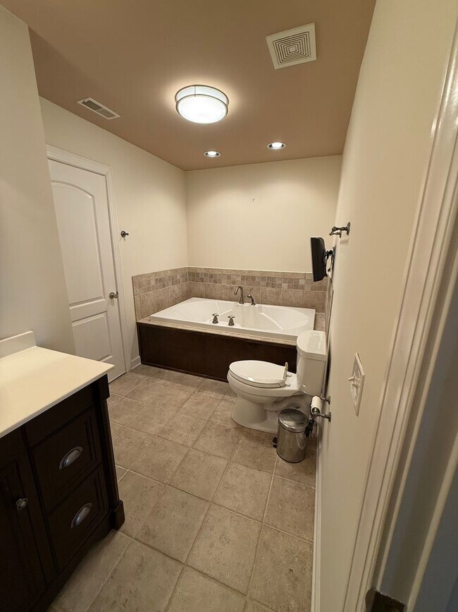 Building Photo - 3BR/3BA in Prime Gallatin Location with Lawncare Included