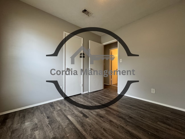 Building Photo - Fenced in 4 Bedroom 1.5 bathroom Home located in Jonesboro