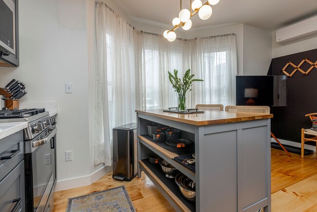 Building Photo - Recently Renovated 1BR Near Maine Med