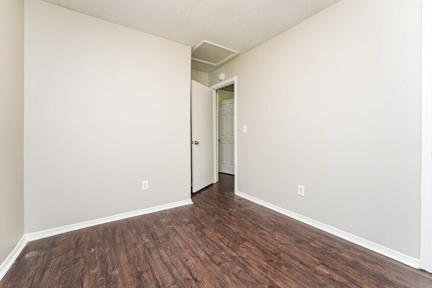 Building Photo - 6198 Creekford Dr