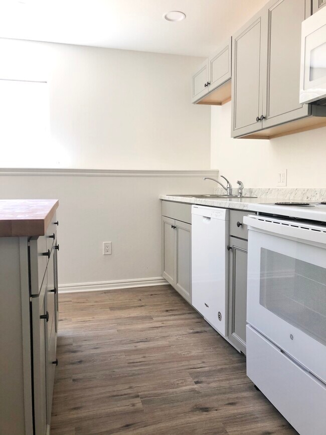 Extra kitchen space - 81 S 220 W