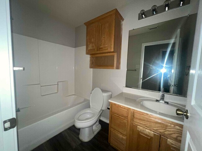 Building Photo - 507 Maple St