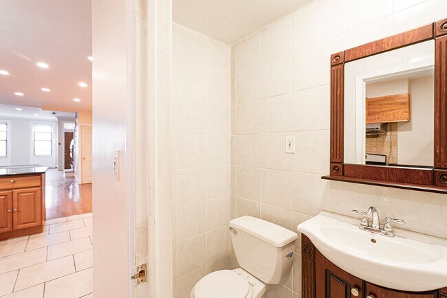 Building Photo - Four Bed Graduate Hospital Home