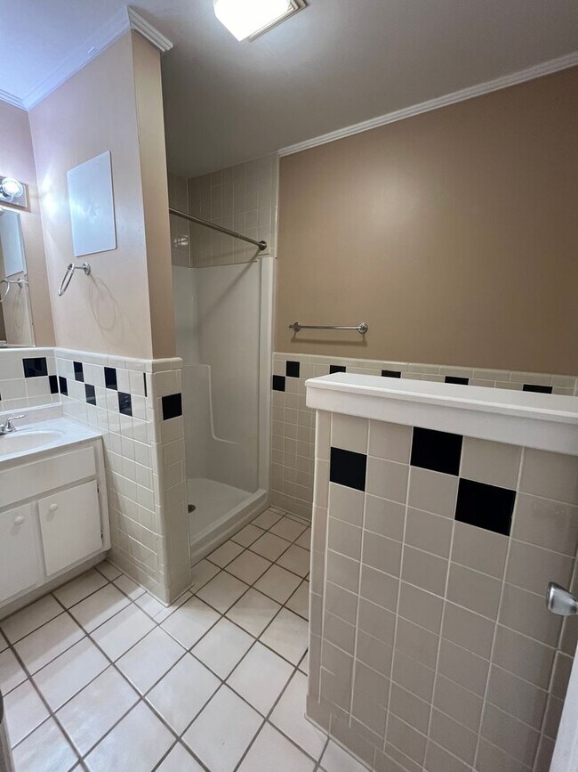 Building Photo - 2206 Briarcliff Dr