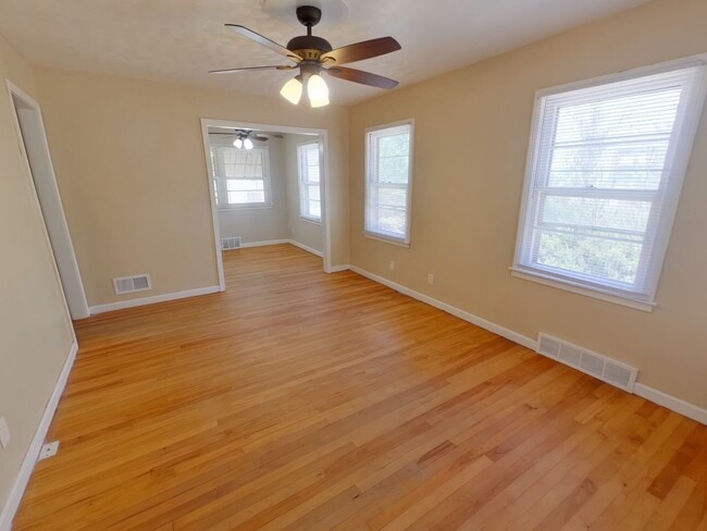 Building Photo - 1027 N Old Manor Rd