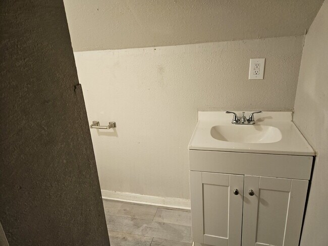 Building Photo - Second Floor Apartment Close to Woodlawn Park