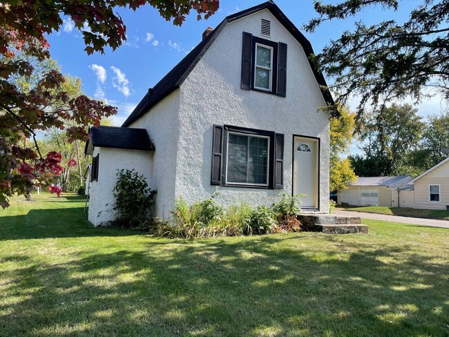 Primary Photo - Cozy 3 bedroom, 1 Bathroom Home On Corner ...