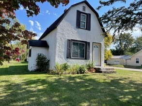 Building Photo - Cozy 3 bedroom, 1 Bathroom Home On Corner ...