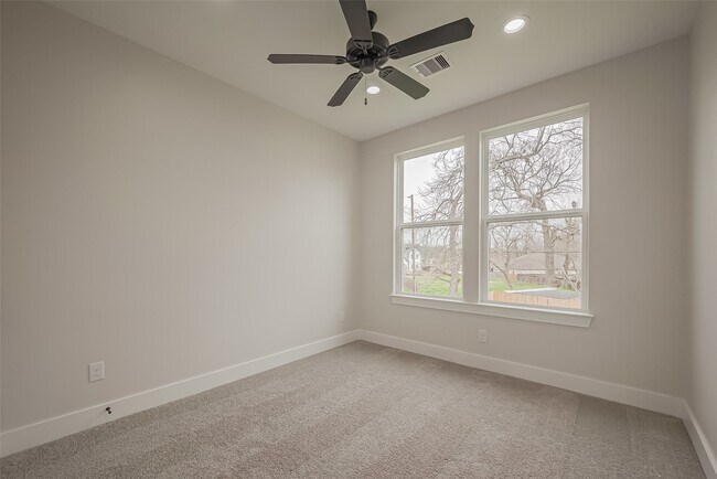 Building Photo - 918 St Clair St