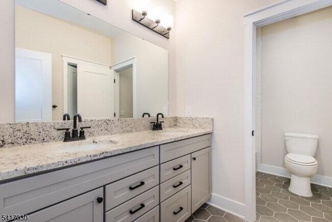 Building Photo - 37 Hillandale Dr