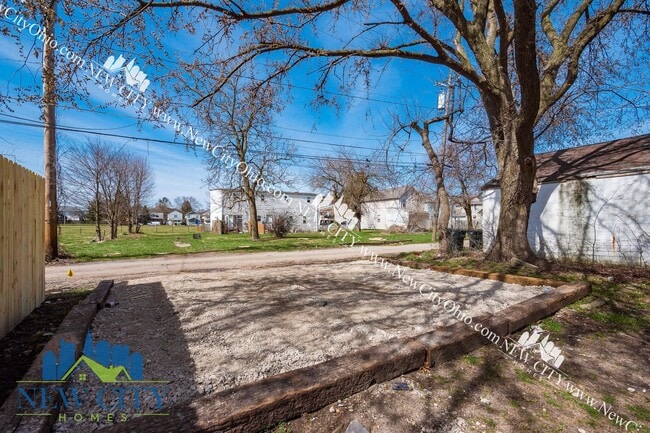 Building Photo - Large Remodeled 2 Bedroom Single-Family Ho...