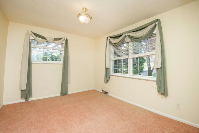 Building Photo - Halls 37938 - 4 bedroom, bath home with 4 garage spaces - Call Susan Niedergeses 865-300-4722