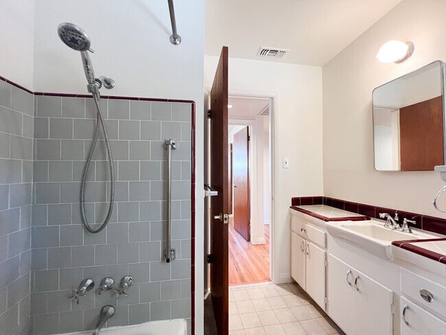 Building Photo - Tahoe Park Gem in Great Location!