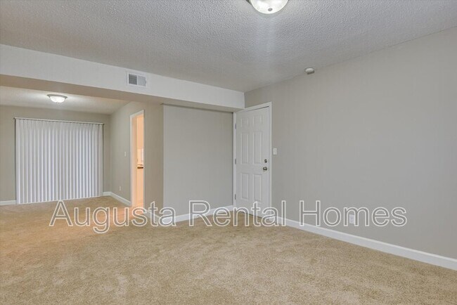Building Photo - 2905 Arrowhead Dr