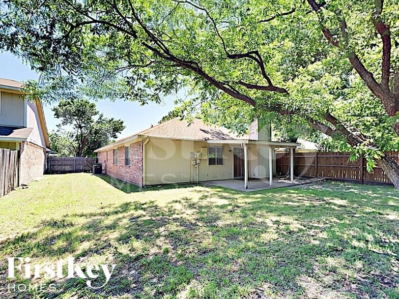 Building Photo - 1409 Grovecrest Dr