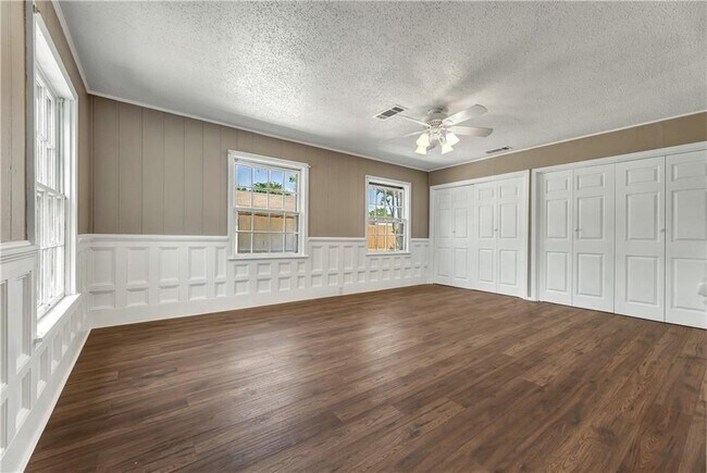 Building Photo - 211 Tate Ln