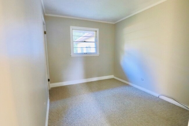 Building Photo - 423 Lawrence Ave