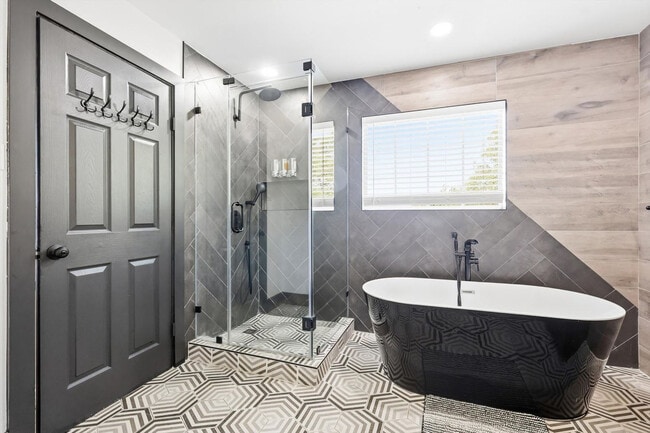 Building Photo - 6440 Knoll Ridge Dr