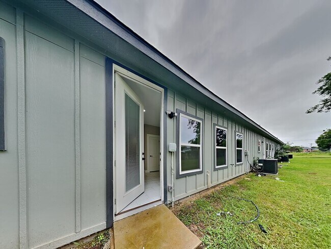 Building Photo - 111 Foster Ln