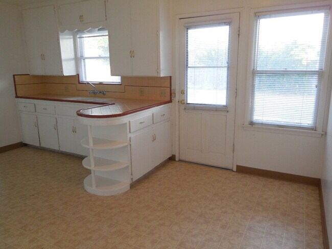 Building Photo - 456 Drakeley Ave
