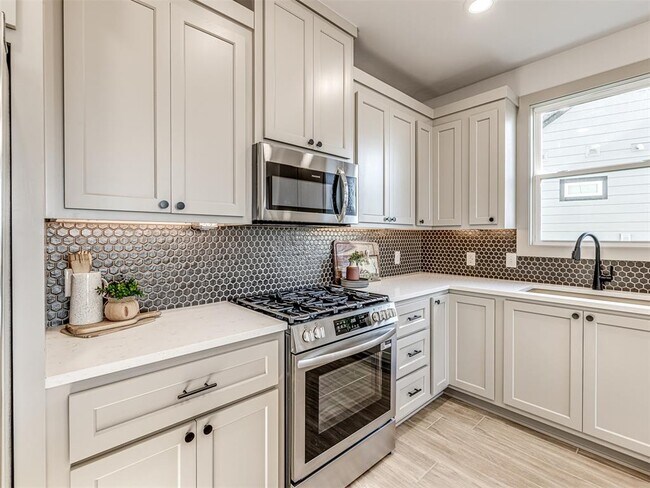 Building Photo - 2633 Crescent Ave