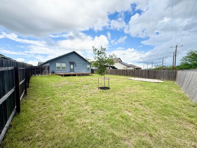 Building Photo - Gorgeous 3-bedroom, 2 Bathroom, Minutes from Randolph AFB