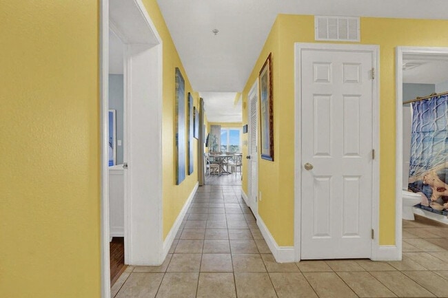 Building Photo - 9800 S Thomas Dr