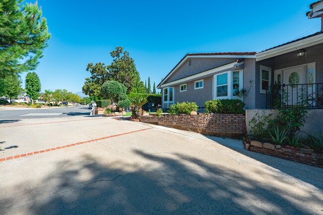 Building Photo - 1250 Stratford Ln