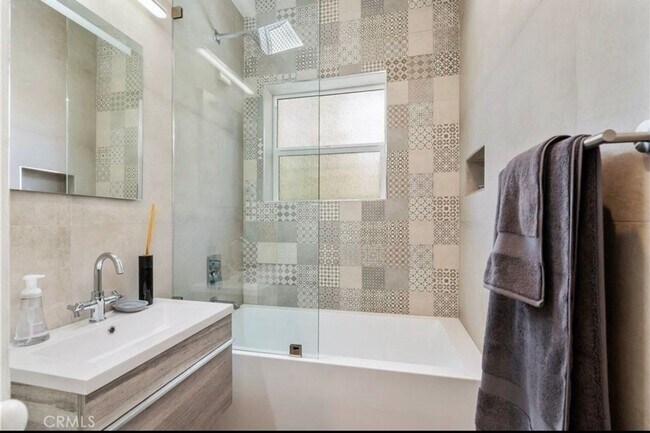 Building Photo - Charming Studio with Vintage Appeal