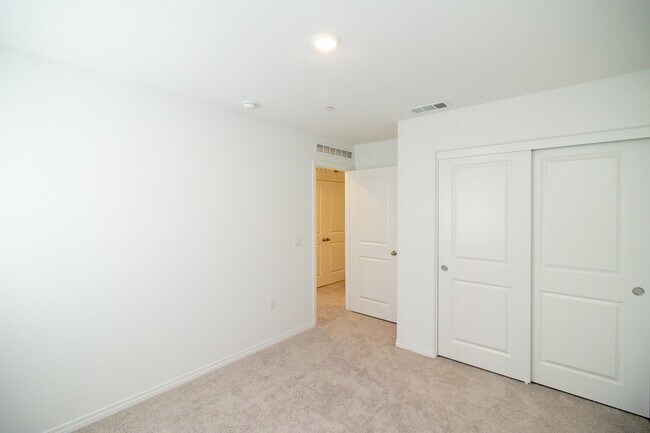 Building Photo - Brand New 3 Bed / 3 Bath Townhome In River...