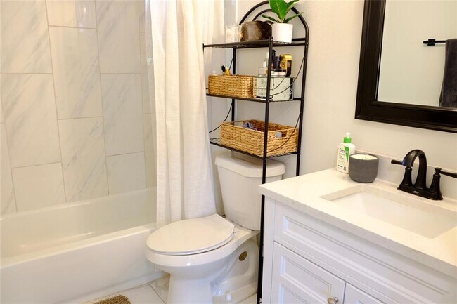 Building Photo - 1401 Marcus Pl