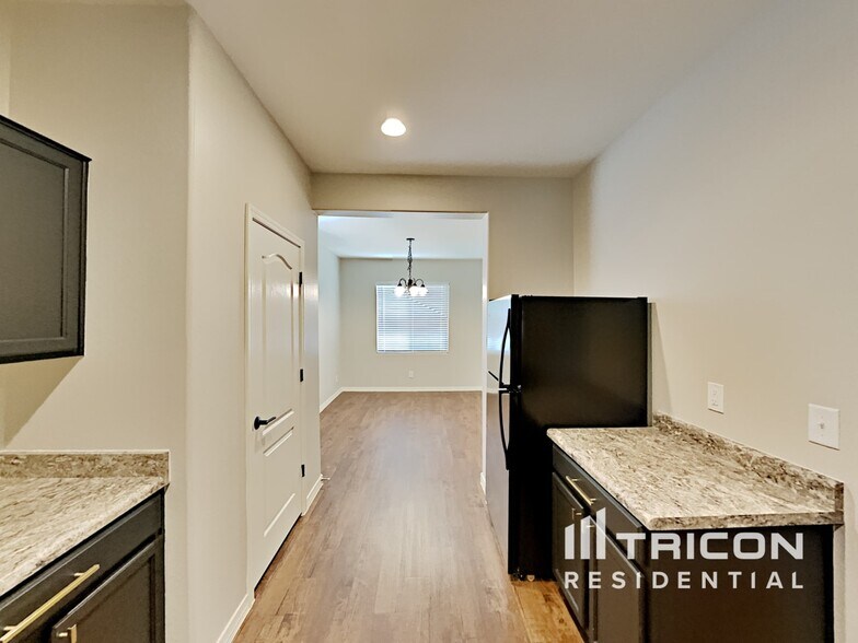 Building Photo - 19550 N Salerno Cir