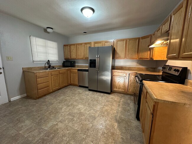 Building Photo - Super Duplex on Meridian Dr W.