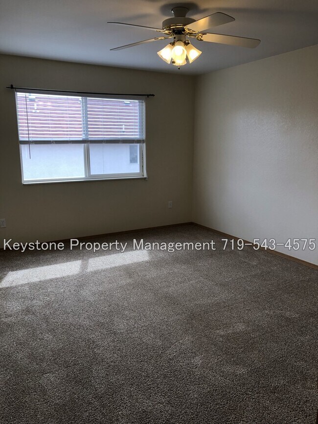 Building Photo - 377 - 379 W. Buttercup Way