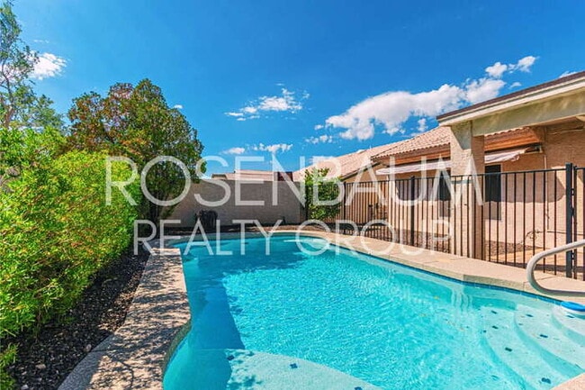 Building Photo - Gorgeous 3-bedrooms, 2-baths home in the d...