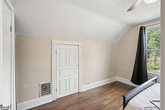 Building Photo - Magnificent, Beautifully UPDATED, 3 Bedroo...
