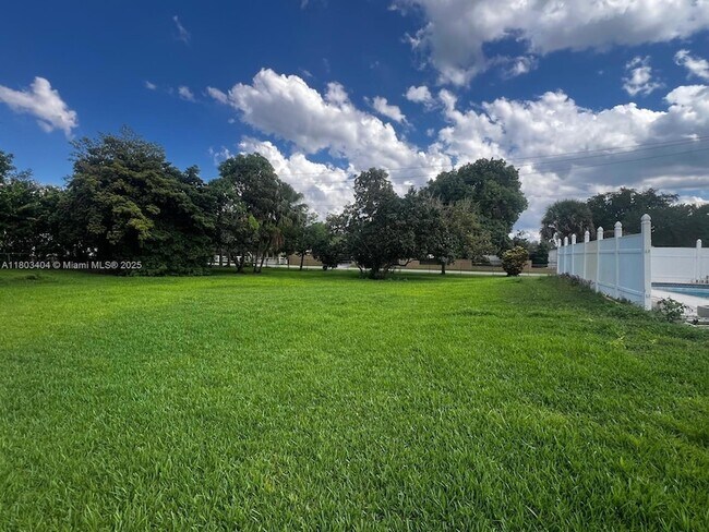 Building Photo - 1590 SW 139th Ave