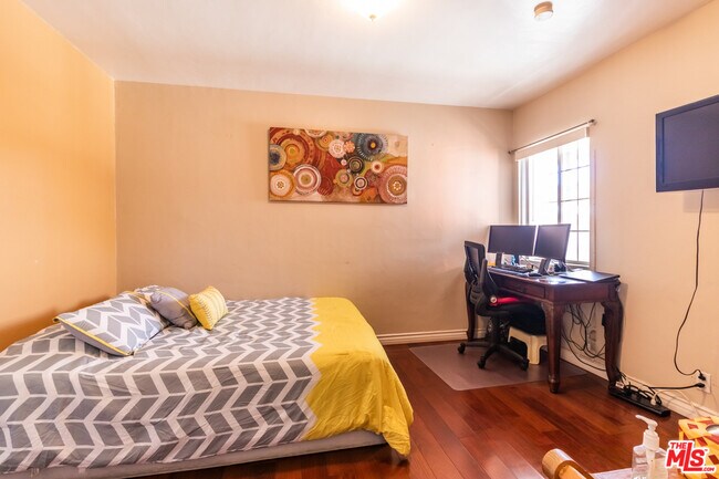 Building Photo - 6445 Tujunga Ave