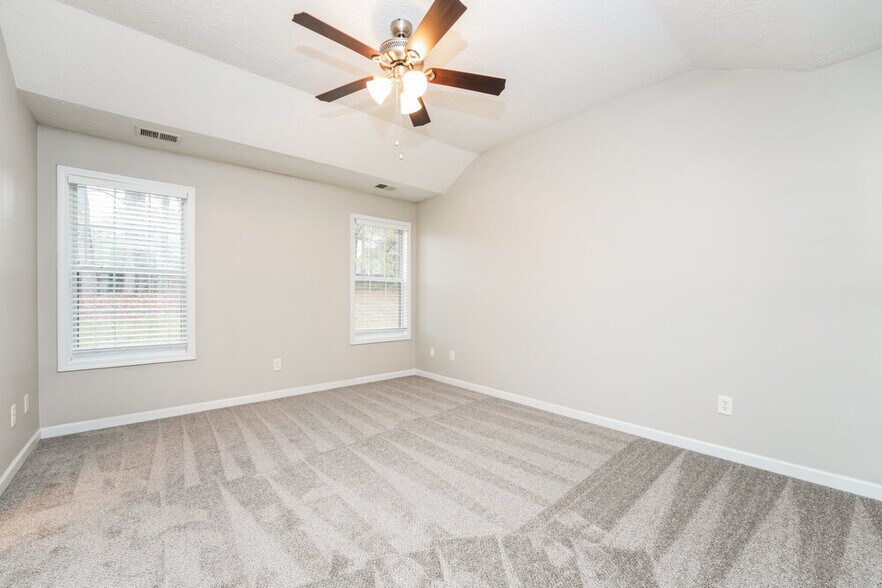 Building Photo - 509 Sarah's Ln