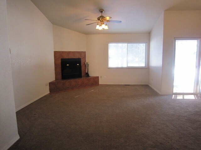 Building Photo - 360 E Golf Pl