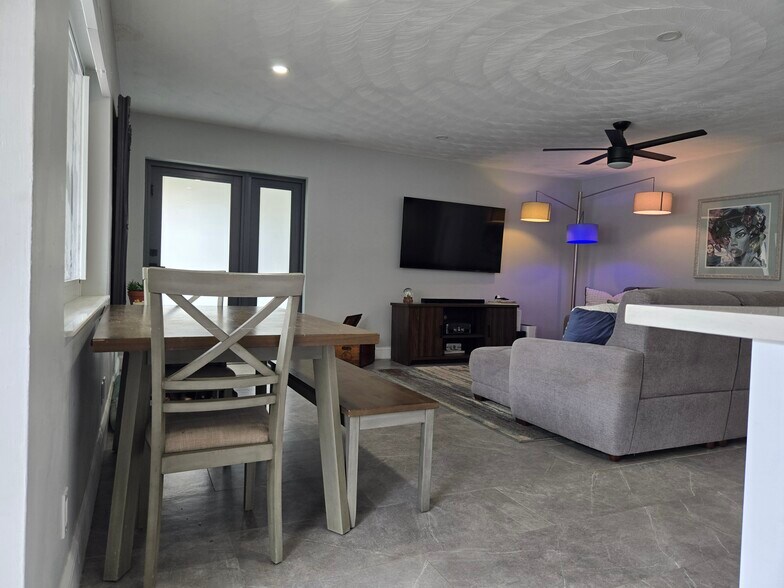 Building Photo - 1634 NE 4th Pl