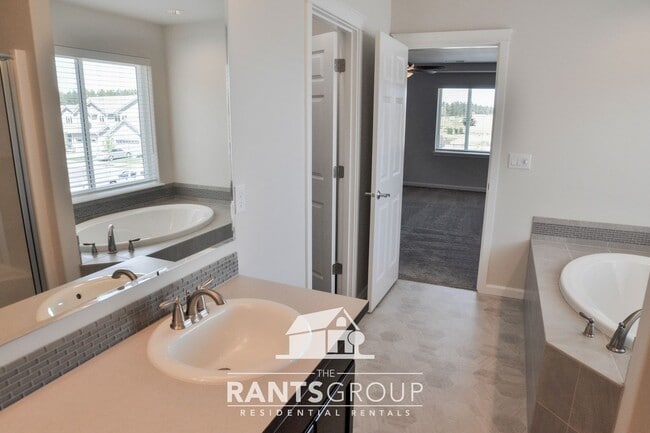 Building Photo - Beautiful  3 bedroom, 2.5 bath, 2-story home in Steilacoom Ridge
