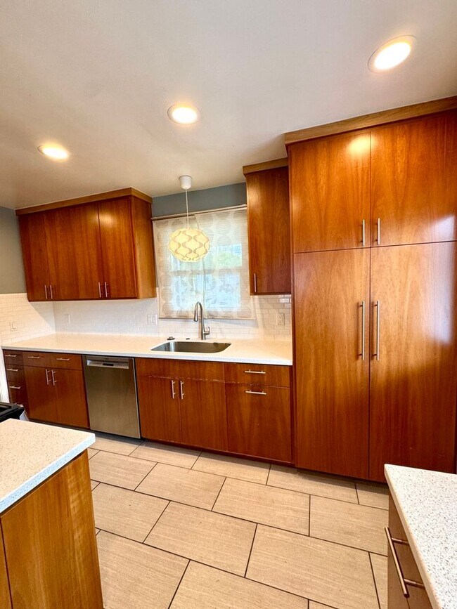 Building Photo - Fabulous 3 bedroom 1 bathroom updated home