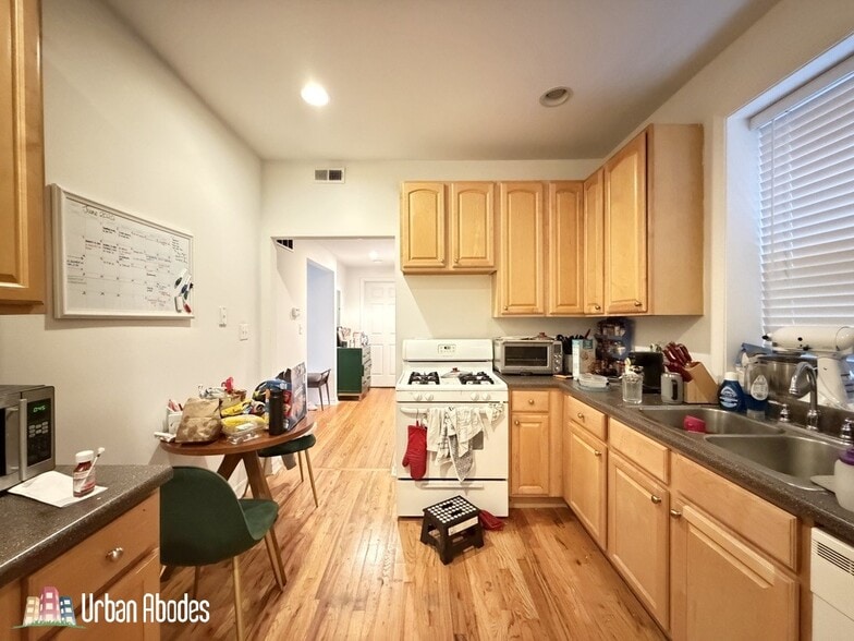 Building Photo - 3455 N Bosworth Ave