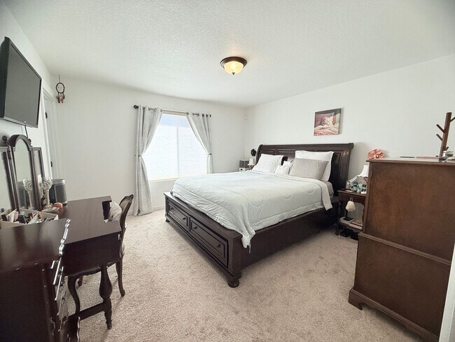 Building Photo - Updated 4 Bedroom Home with Stunning Private Backyard