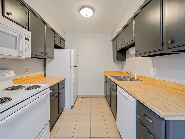 Building Photo - 825 S Grand Ave