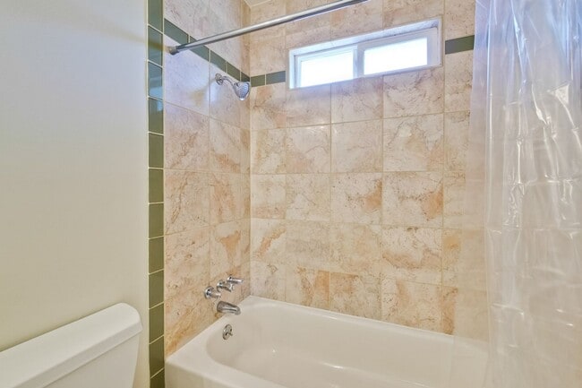 Building Photo - Beautiful Birdland Home on Quiet Cul-de-Sa...