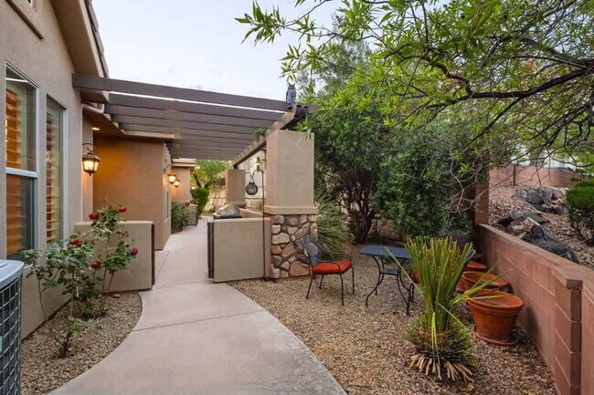 Building Photo - 1922 N Pebble Beach Dr