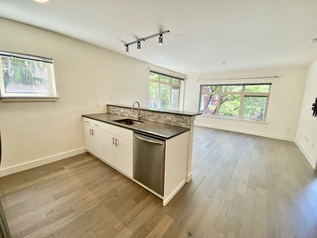 Building Photo - 1bd/1ba Seattle Condo